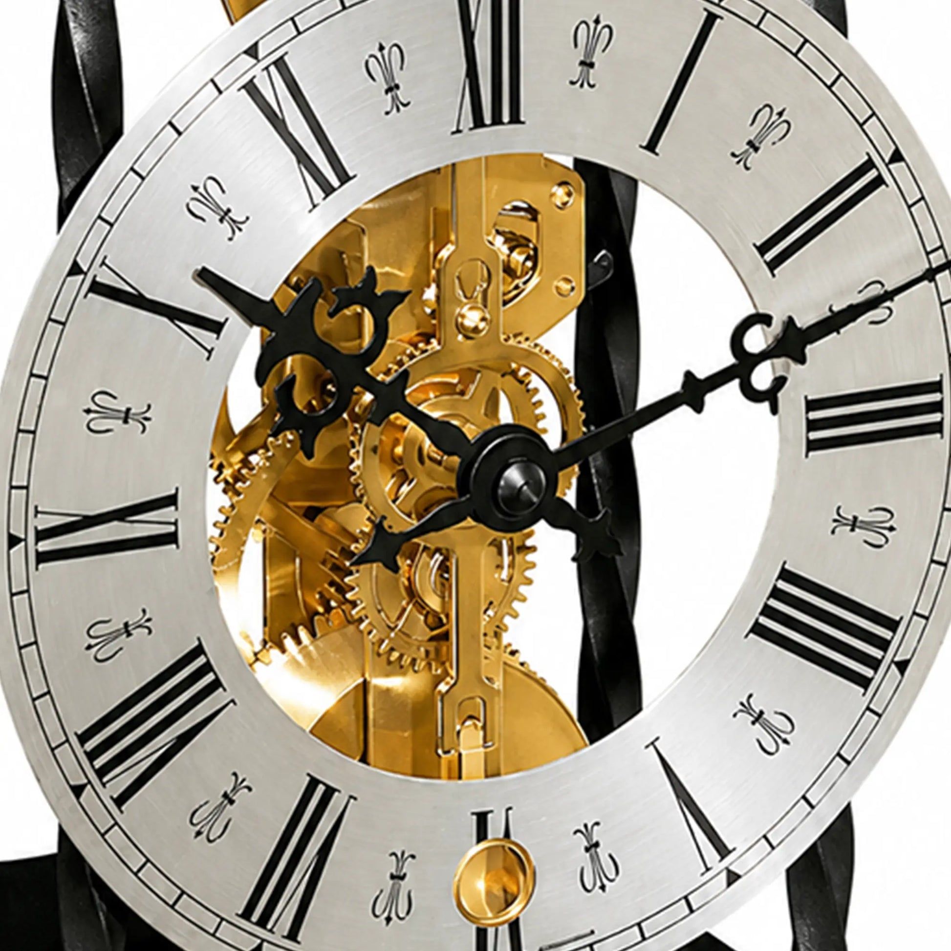 Primer plano del reloj de mesa mecánico con mecanismo dorado y números romanos