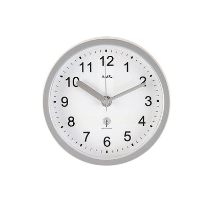 Rund silverfärgad badrumsklocka med vit urtavla och visare