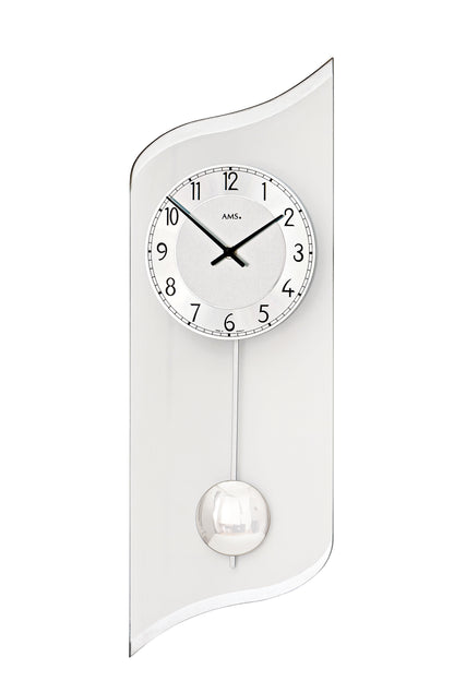 Modern väggklocka med silverfärgad rund urtavla och pendel