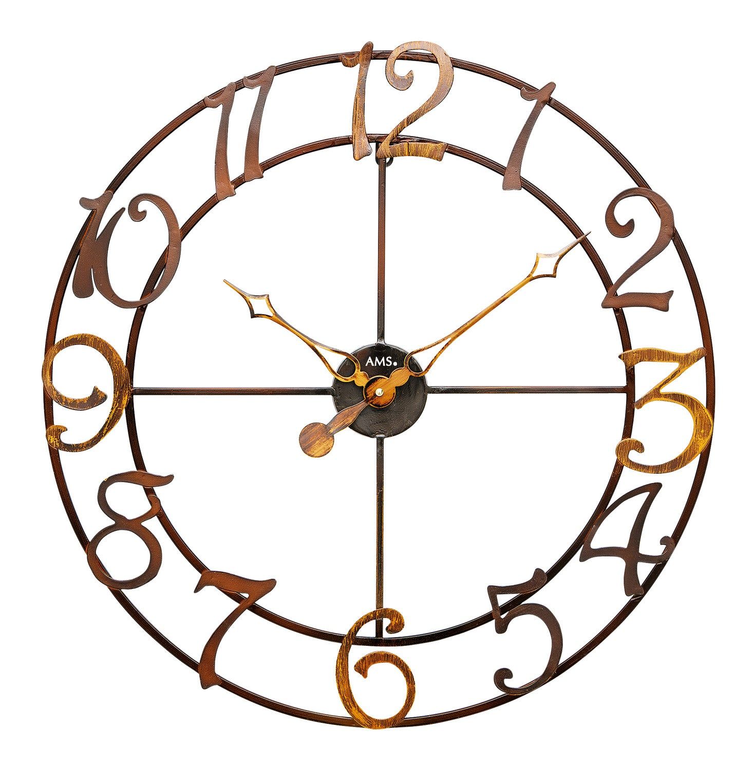 Wandklocka med rund metallram, arabiska siffror och guldfärgade visare, mörkbrun