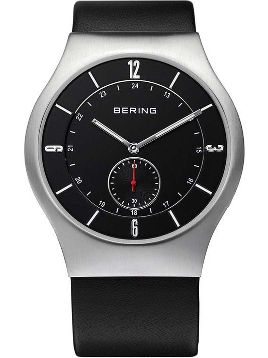 Herrenuhr mit schwarzem Zifferblatt, silbernem Gehäuse und schwarzem Lederarmband