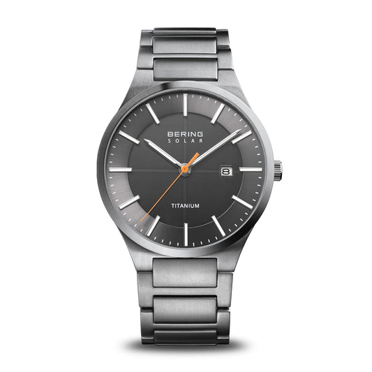 Solaruhr für Herren mit Titanarmband, dunklem Zifferblatt und orangefarbenem Zeiger.