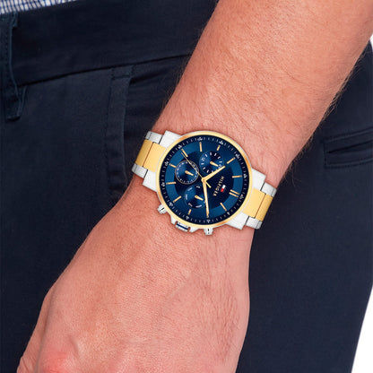 Herrenarmbanduhr am Handgelenk, blaues Zifferblatt, bicolor Edelstahl, silberne Bandglieder