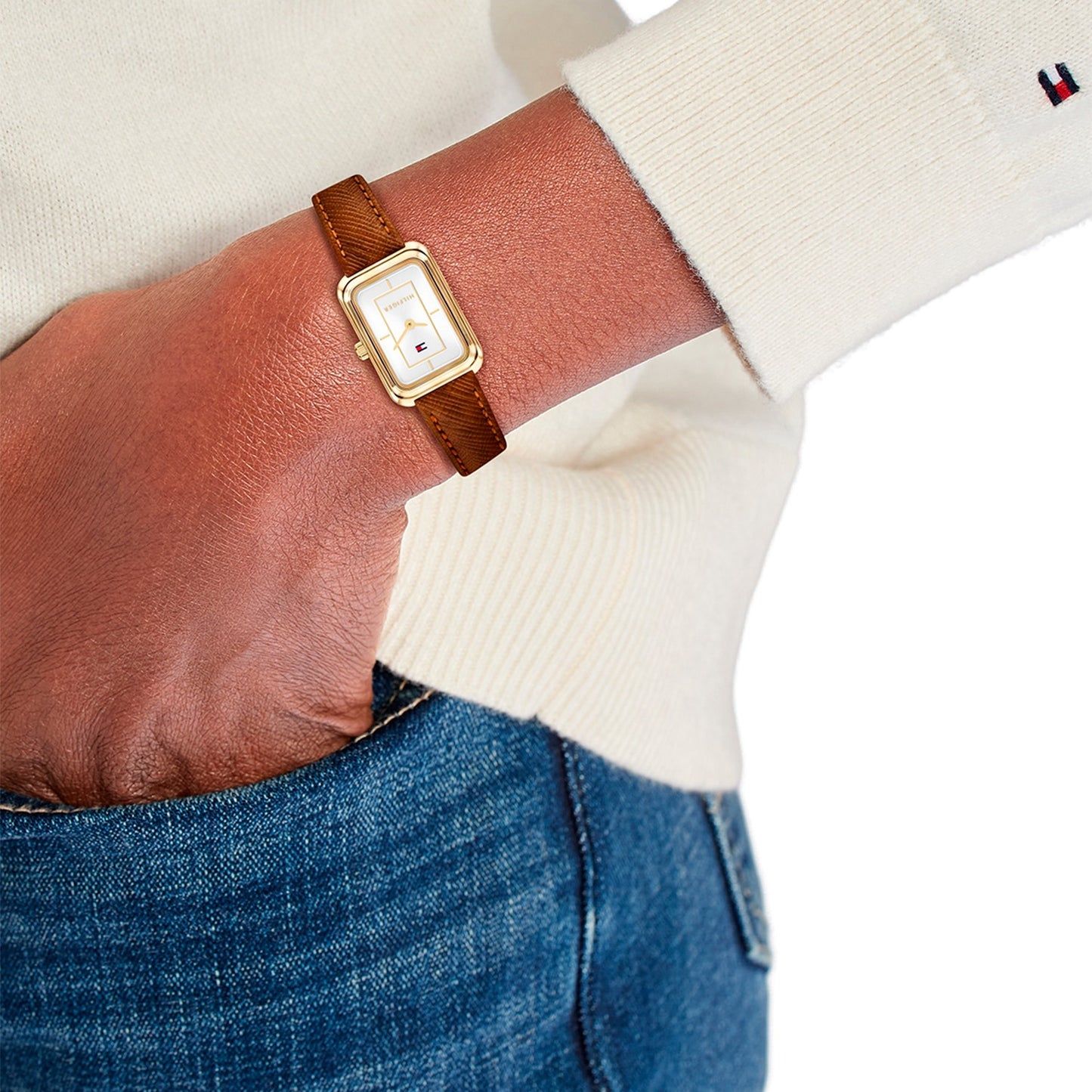 Tommy Hilfiger Daisy Damenarmbanduhr am Handgelenk, braunes Lederband, rechteckiges weißes Zifferblatt