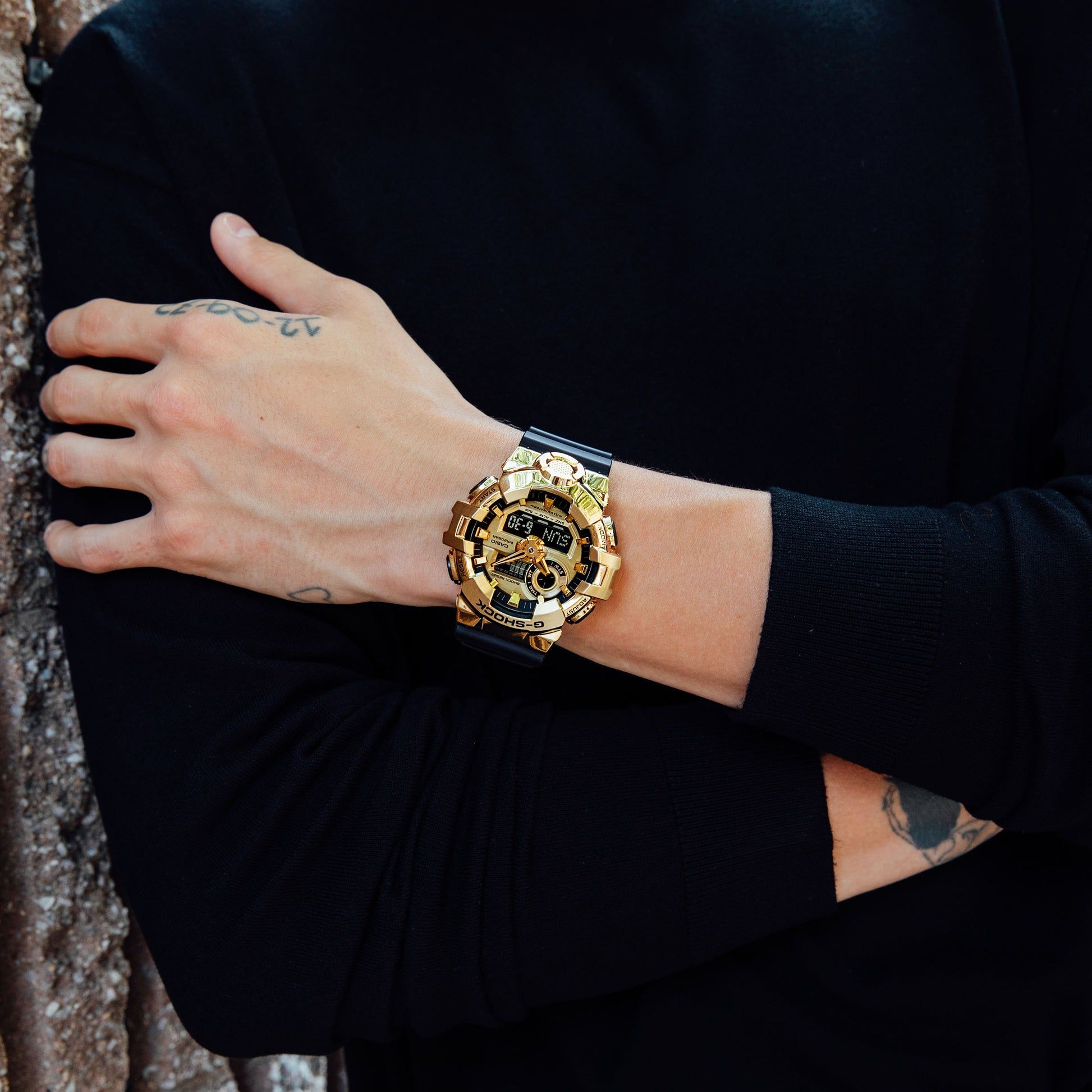 Casio GM-700G-9AER G-Shock Classic Herrenuhr Schwarz-Gold • Edelstahlgehäuse mit Goldionenbeschichtung •