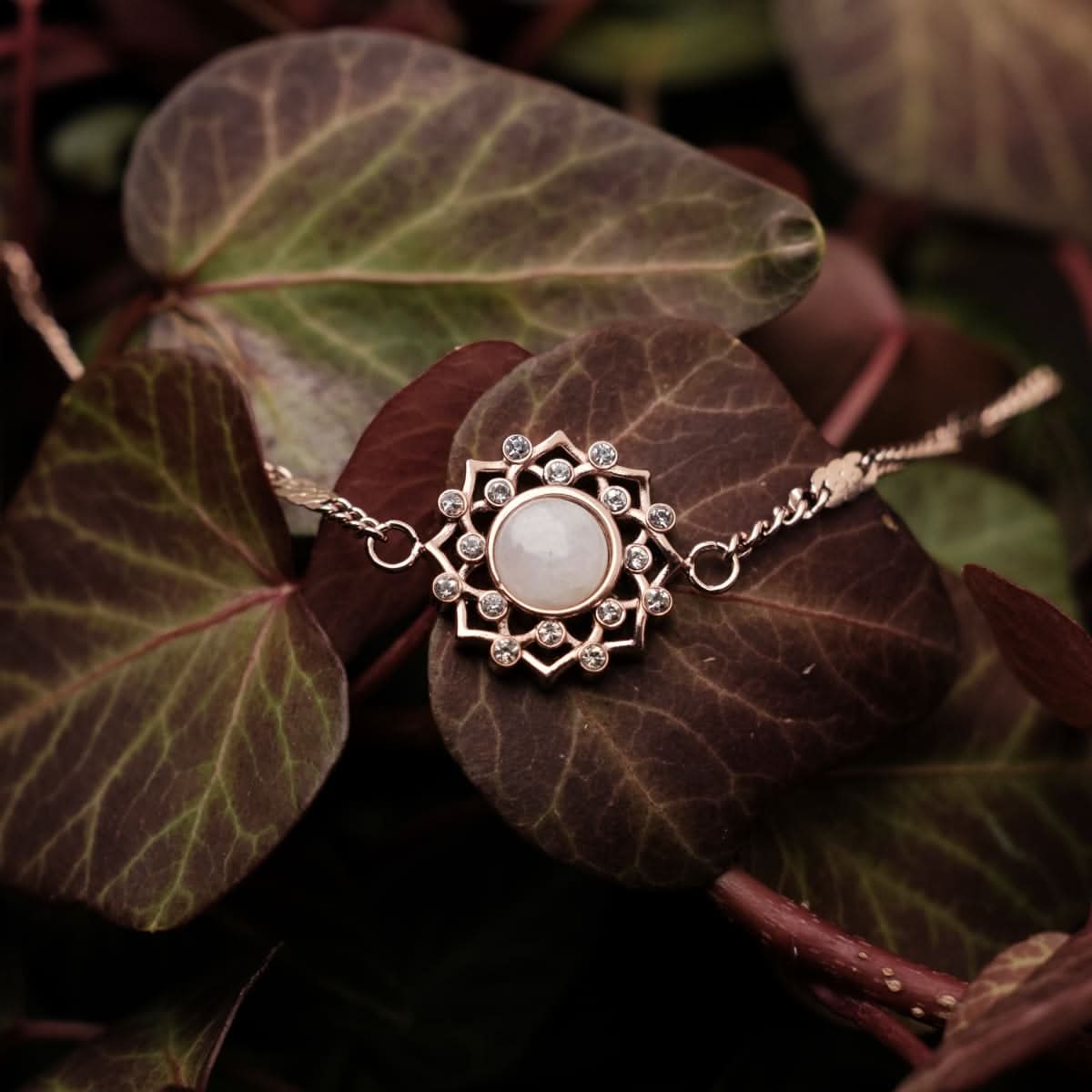 https://www.holzkern.com/media/catalog/product/2/_/2_220124_composition_gem_armband_mondstein_rose_cv_23.jpg