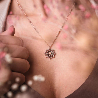 Aphonia Necklace Snowflake Pendant - Holzkern Model: Jewelry