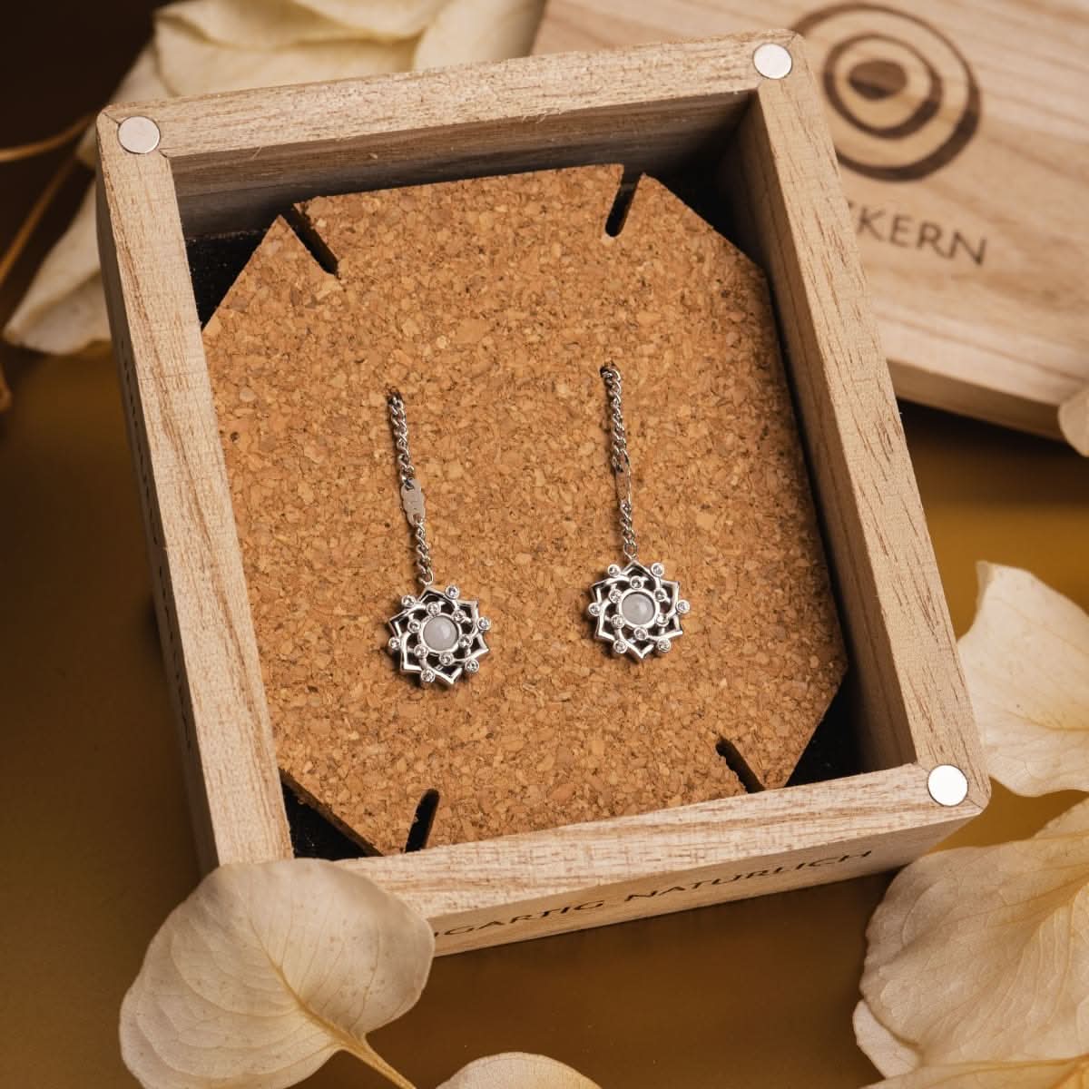 https://www.holzkern.com/media/catalog/product/4/_/4_220124_composition_gem_ohrringe_mondstein_silber_cv_11.jpg