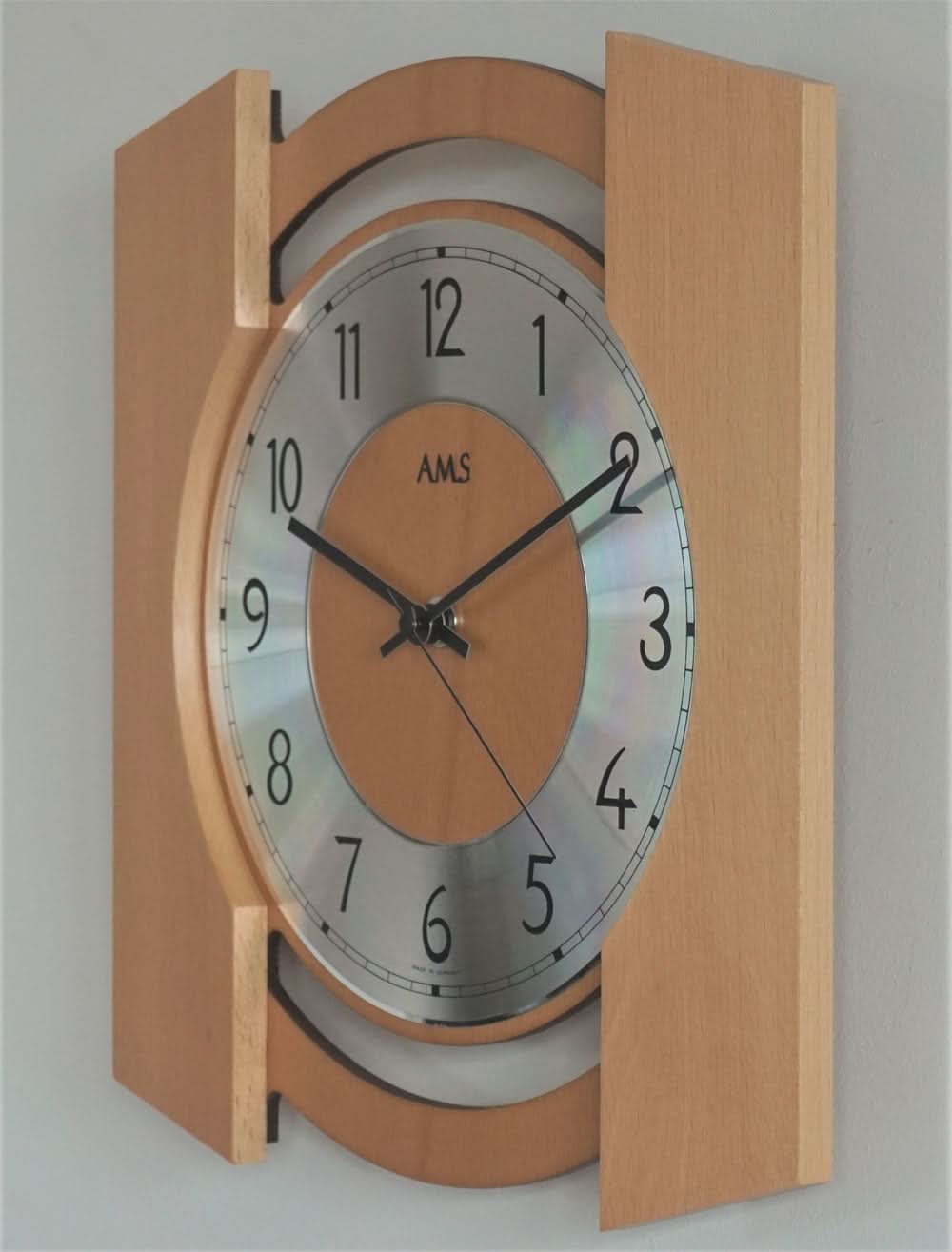 AMS Wall Clock 27 cm Ø • Precise Radio-Controlled Movement • Timeless Design