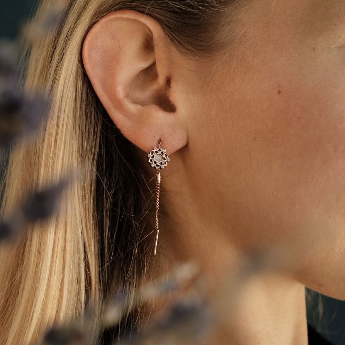 https://www.holzkern.com/media/catalog/product/6/_/6_220124_composition_gem_ohrringe_mondstein_rose_cv_42.jpg