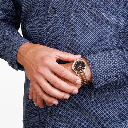 Mondaine Classic A660.30314.16SBR Damenuhr Schwarz/Roségold • Schweizer Quarzwerk • Schnellwechselsystem, Bild 2