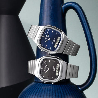 Casio Vintage Armbanduhren im Doppelbild: eine mit blauem, eine mit schwarzem Zifferblatt