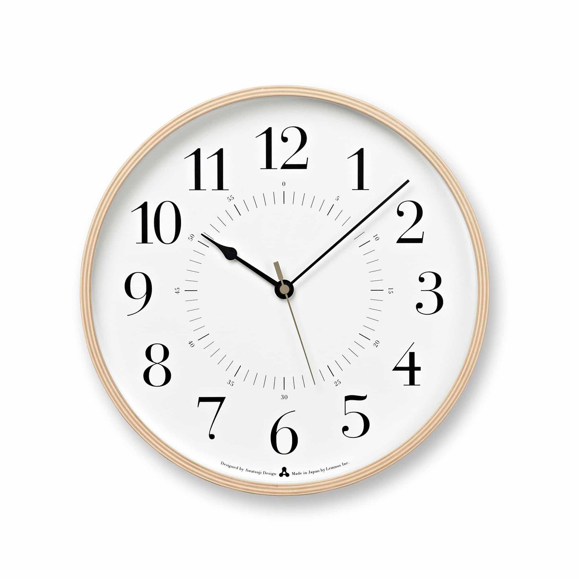 Weiße Wanduhr mit goldfarbenem Rand, schwarzen Ziffern und Zeigern
