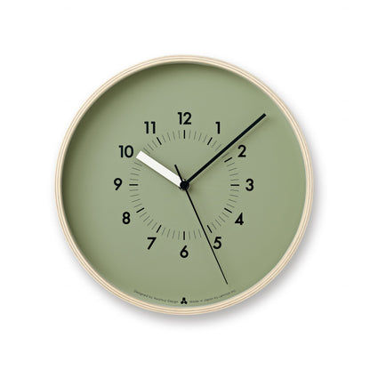 Grüne Wanduhr mit beigem Rahmen, römischen Ziffern und schwarzen Zeigern