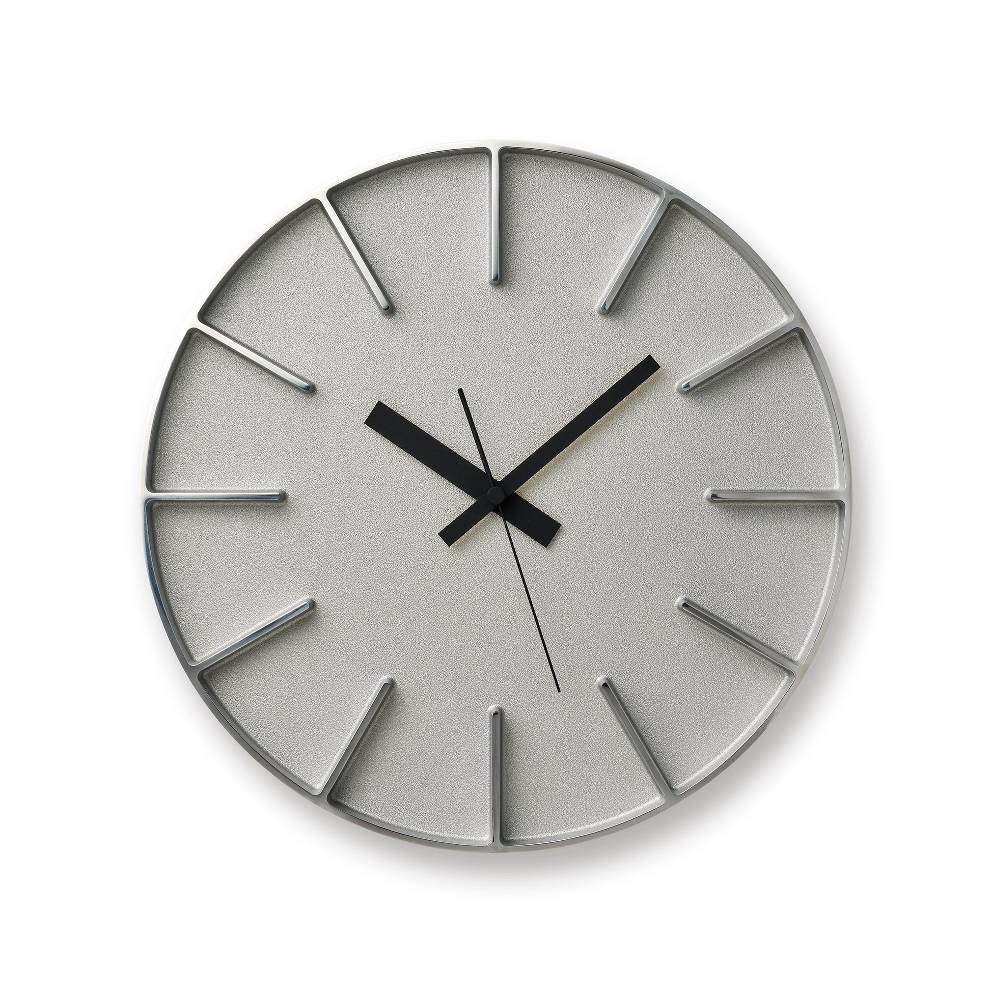 Runde Wanduhr mit silbernem Zifferblatt, schwarzen Zeigern und schmalen Stabindexen