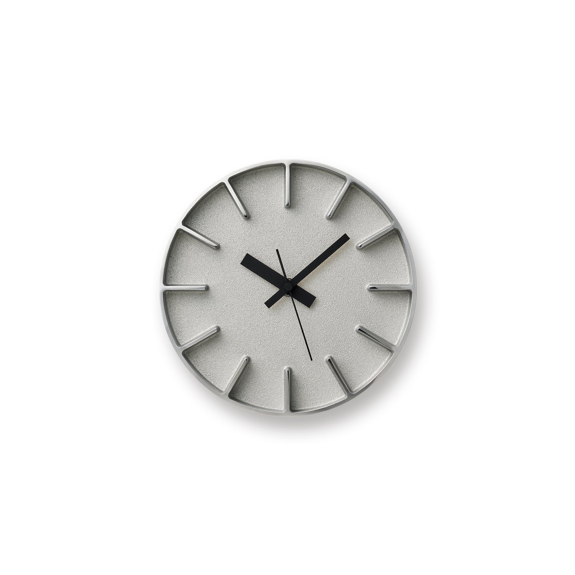 Runde Wanduhr mit silbernem Zifferblatt, schwarzen Zeigern und Strichindizes