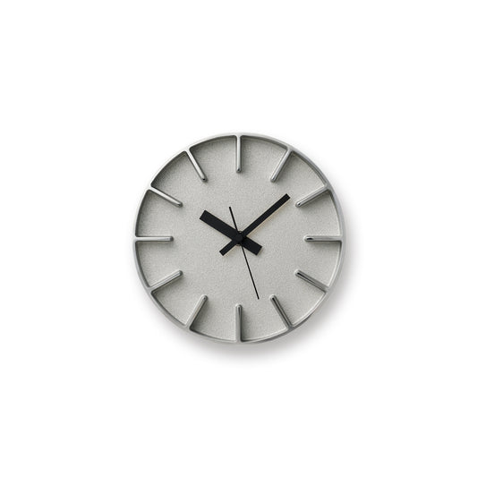 Runde Wanduhr mit silbernem Zifferblatt, schwarzen Zeigern und Strichindizes