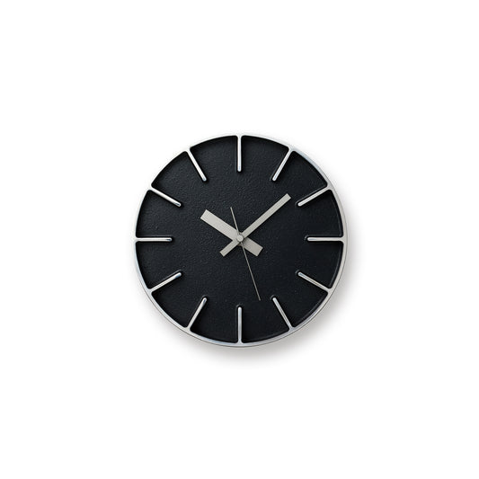 Schwarze runde Wanduhr mit weißen Stundenmarkern und silbernen Zeigern