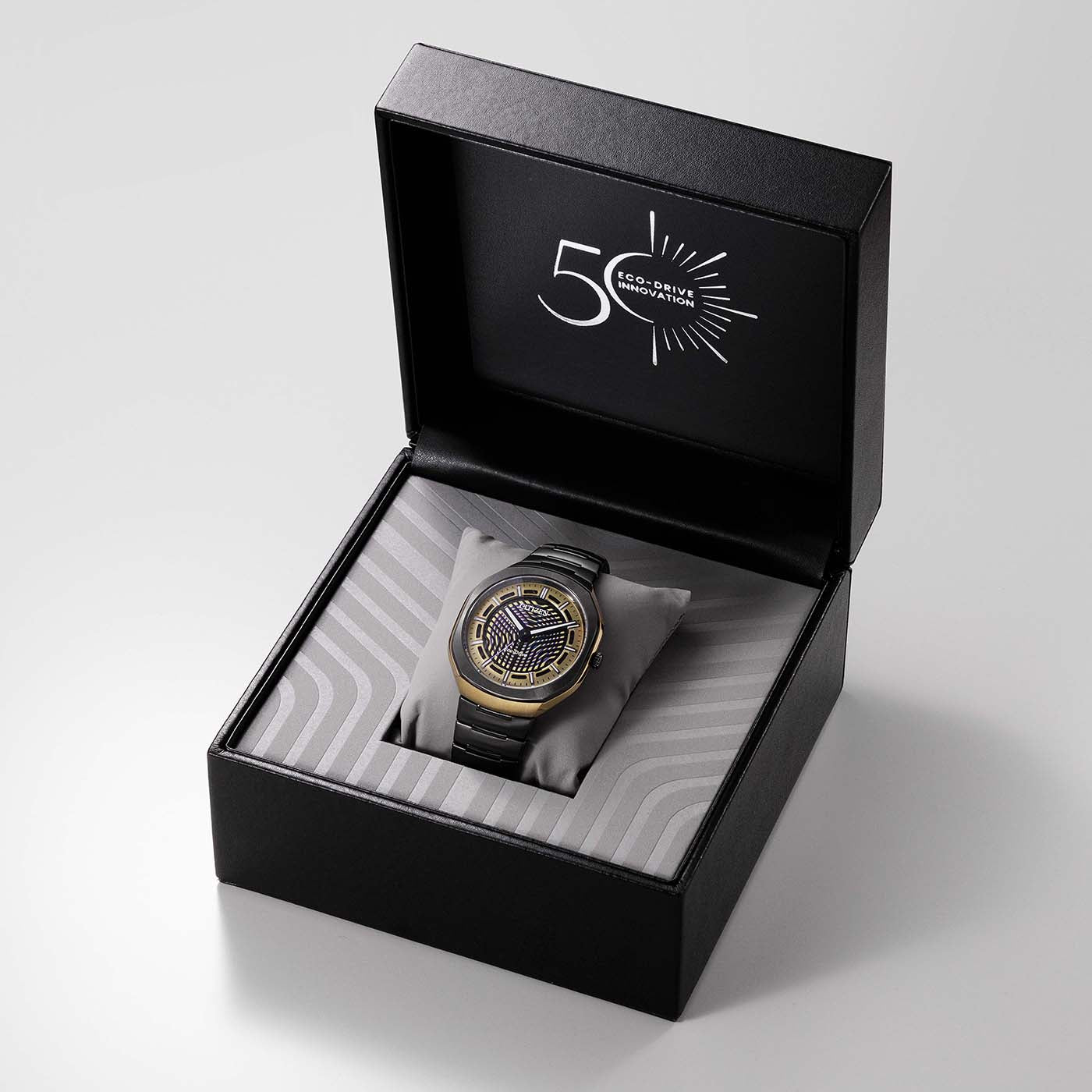 Armbanduhr in schwarzer Präsentationsbox mit Uhrkissen und geöffnetem Deckel