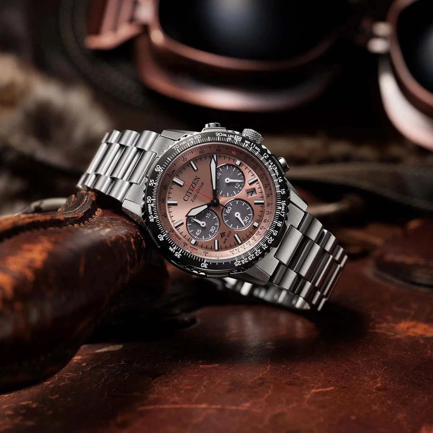 Herrenarmbanduhr seitlich mit silberfarbenem Edelstahlarmband und braunem Chronograph-Zifferblatt.