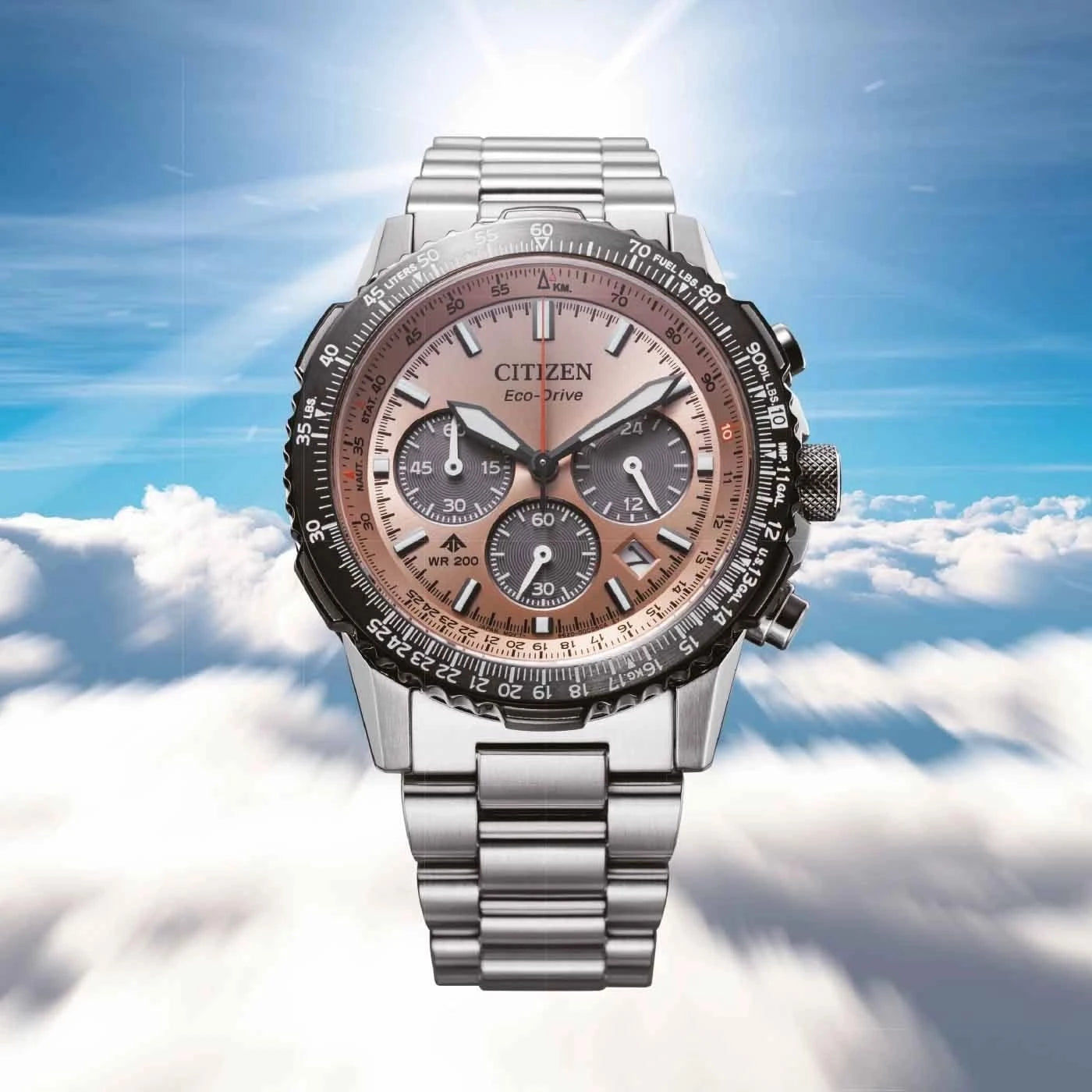 Herrenarmbanduhr mit silberfarbenem Edelstahlarmband und braunem Chronograph-Zifferblatt.