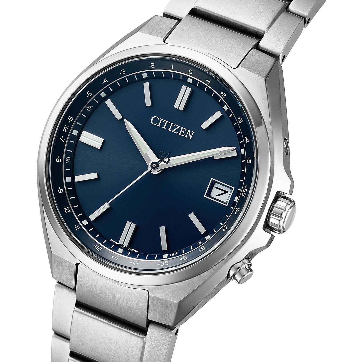 Citizen Super Titanium Armbanduhr Nahansicht, blaues Zifferblatt mit Stundenmarken