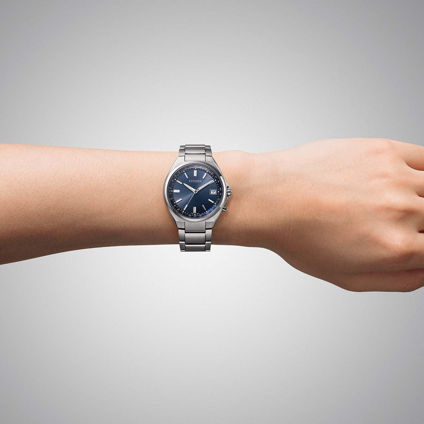 Citizen Super Titanium Armbanduhr am Handgelenk, blaues Zifferblatt und Metallband