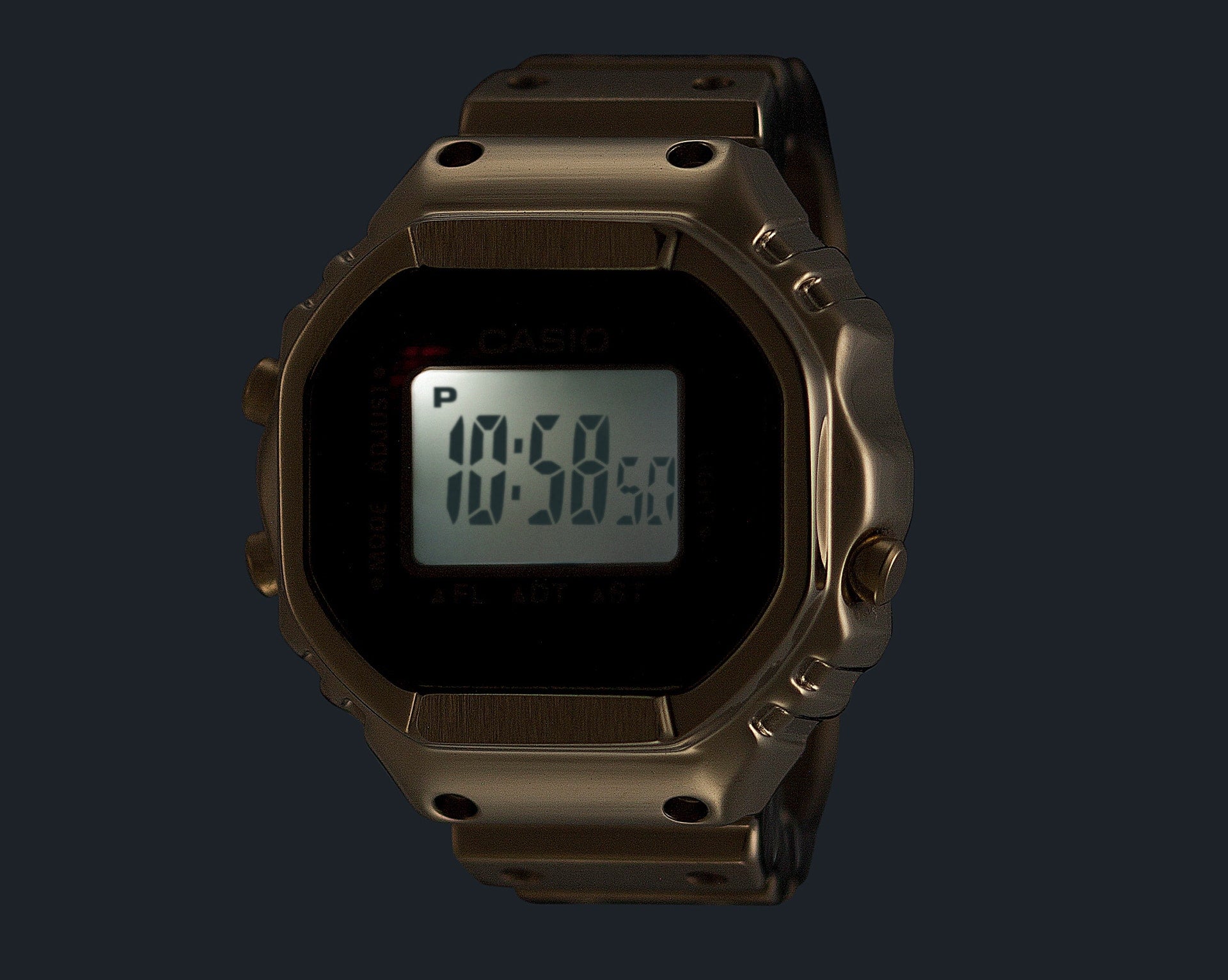 Casio Digitaluhr mit dunklem Gehäuse, goldfarbenen Akzenten, grünes LCD-Display