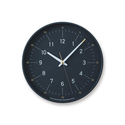 Runde Wanduhr mit dunkelblauem Zifferblatt und goldfarbenen Zeigern, klare Ziffern