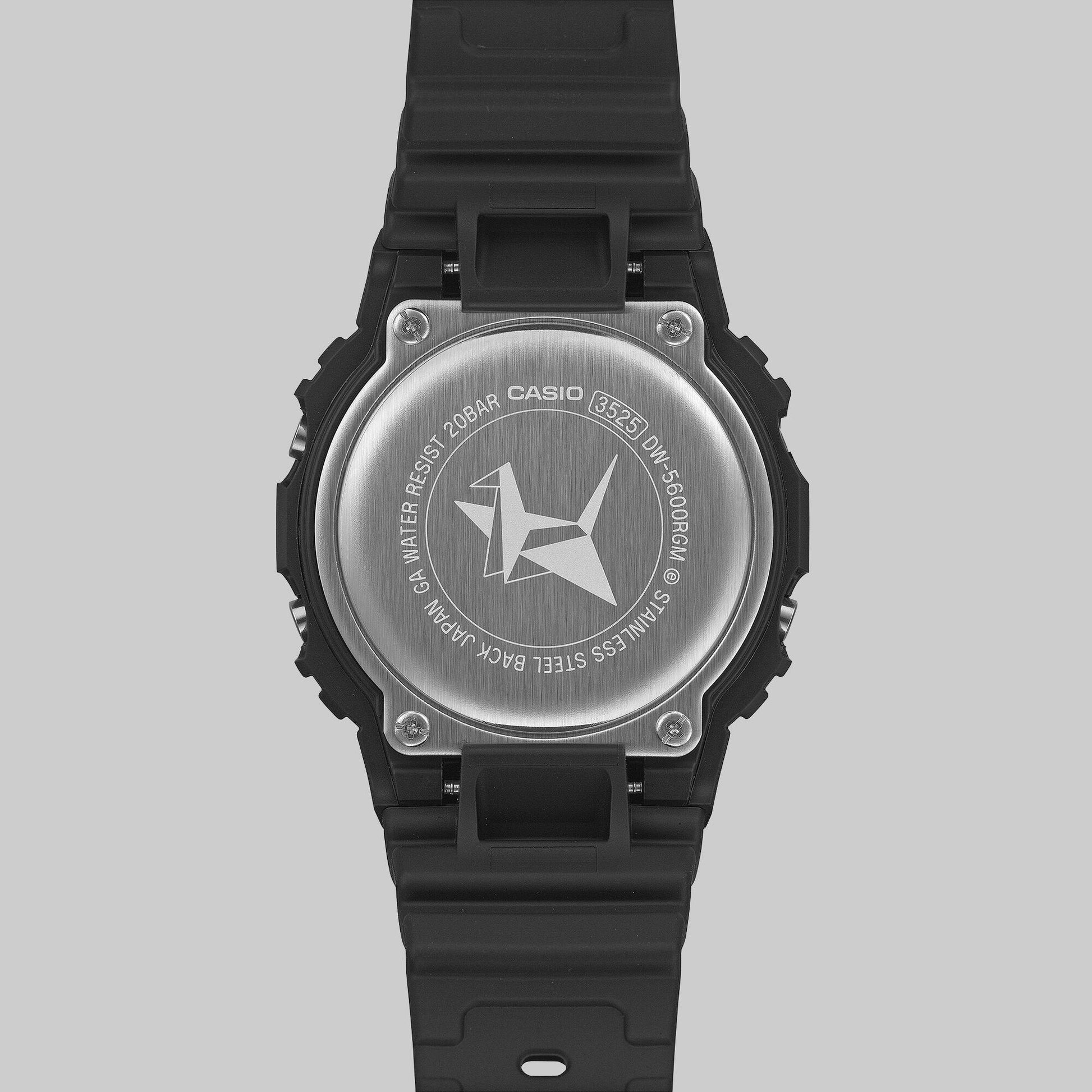 Gehäuserückseite der Casio G-Shock Herrenuhr mit Stern-Emblem und schwarzem Band