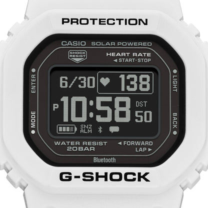 Casio G-SHOCK Herrenuhr mit schwarzem Digitaldisplay und weißem Gehäuse