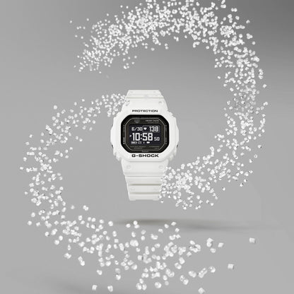 Weiße Casio G-Shock Herrenuhr zwischen Wasser-Spritzern, Digitaldisplay im Fokus