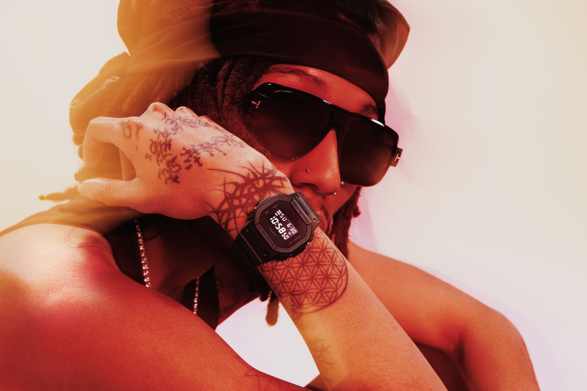 Casio G-Shock Armbanduhr am Handgelenk, schwarzes Digitaldisplay mit Schutzrand