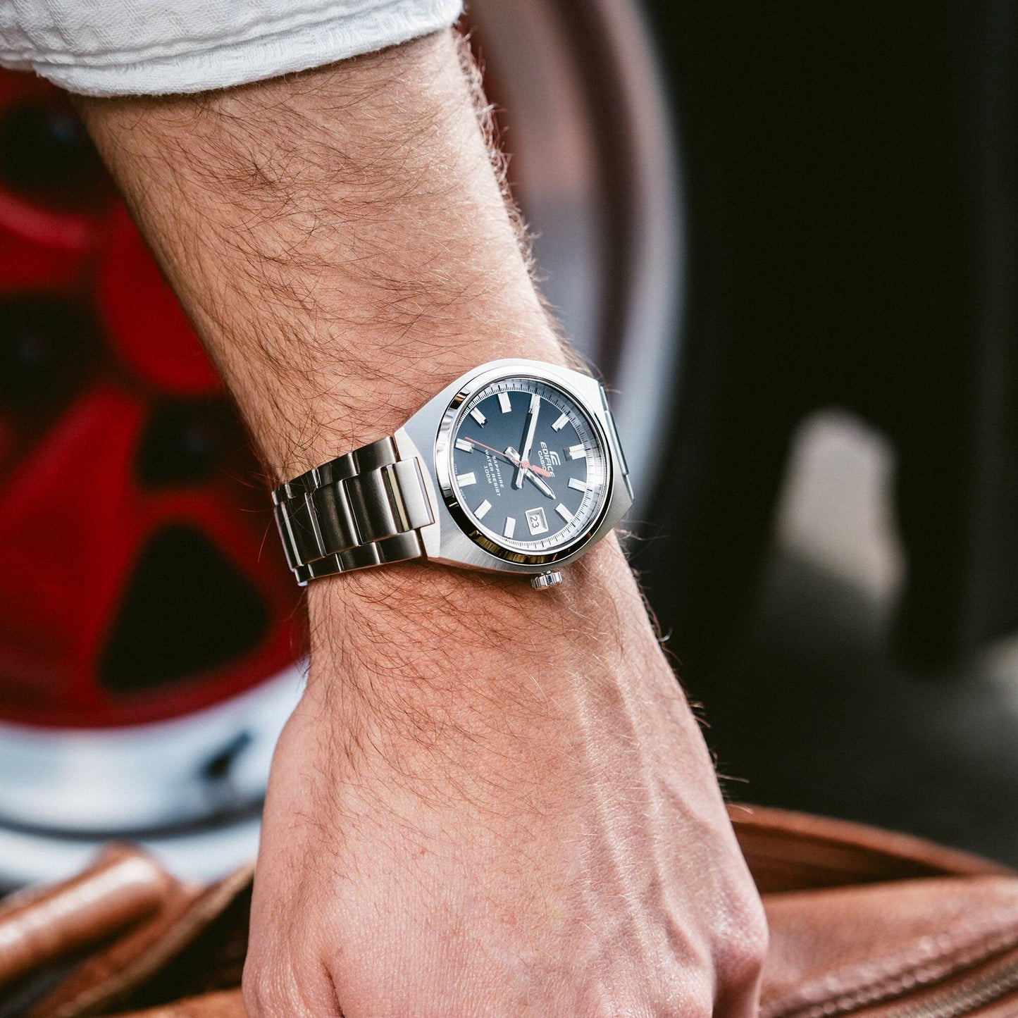 Herrenarmbanduhr am Handgelenk mit Edelstahlarmband und schwarzem Zifferblatt