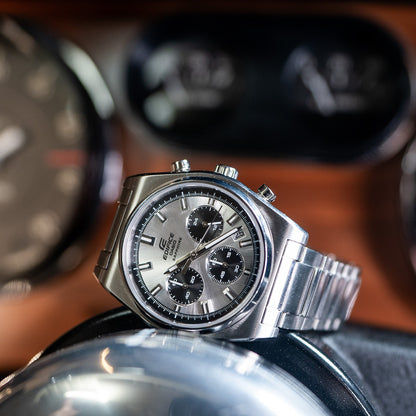 Casio Edifice Chronograph von der Seite, Edelstahlgehäuse und dunkles Zifferblatt