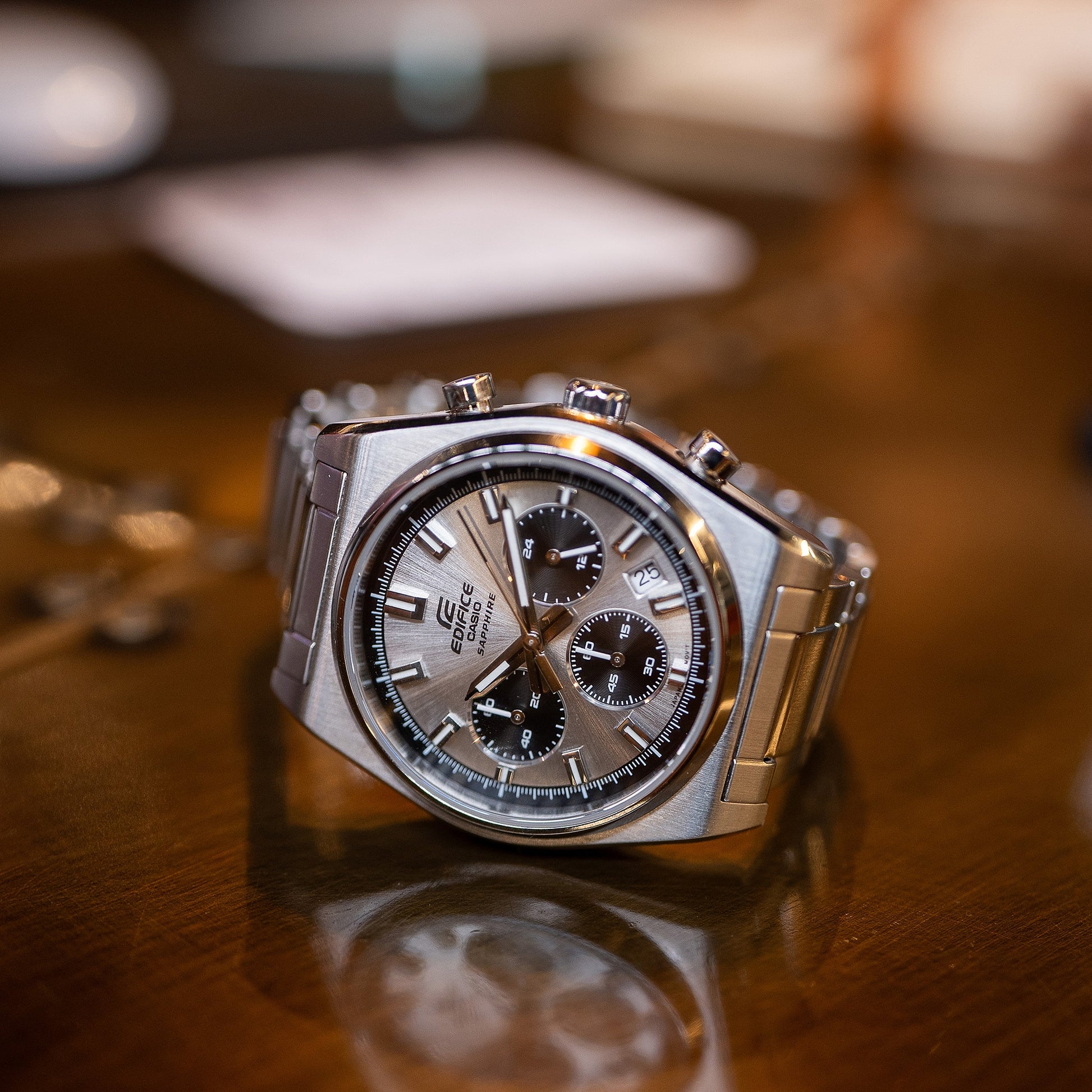 Casio Edifice Chronographenarmbanduhr auf Tisch, Edelstahlgehäuse und dunkles Zifferblatt