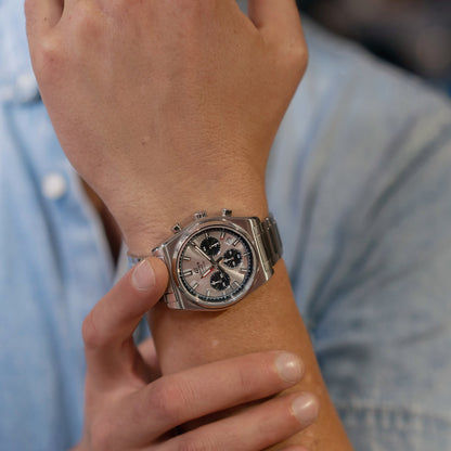 Casio Edifice Chronograph am Handgelenk, Edelstahlgehäuse und dunkles Zifferblatt