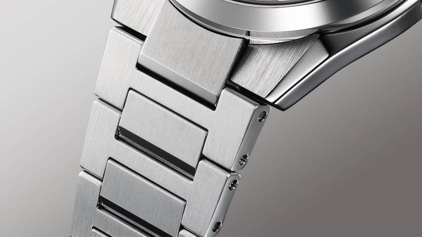 Edelstahlarmband mit Verschluss und Bandglieder der Casio Edifice Herrenarmbanduhr