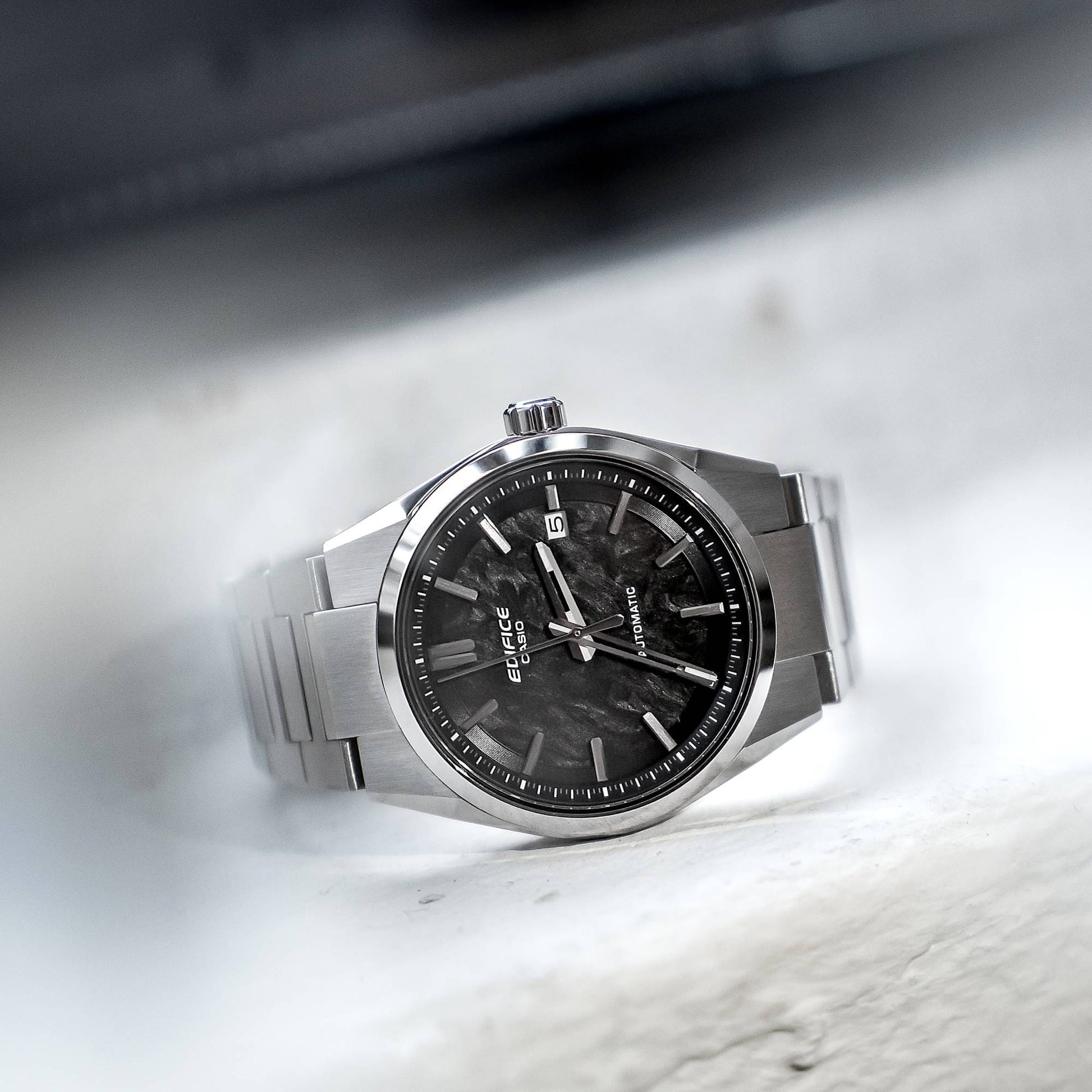 Casio Edifice Herrenuhr mit Edelstahlarmband, schwarzem Zifferblatt und Stundenmarkierungen