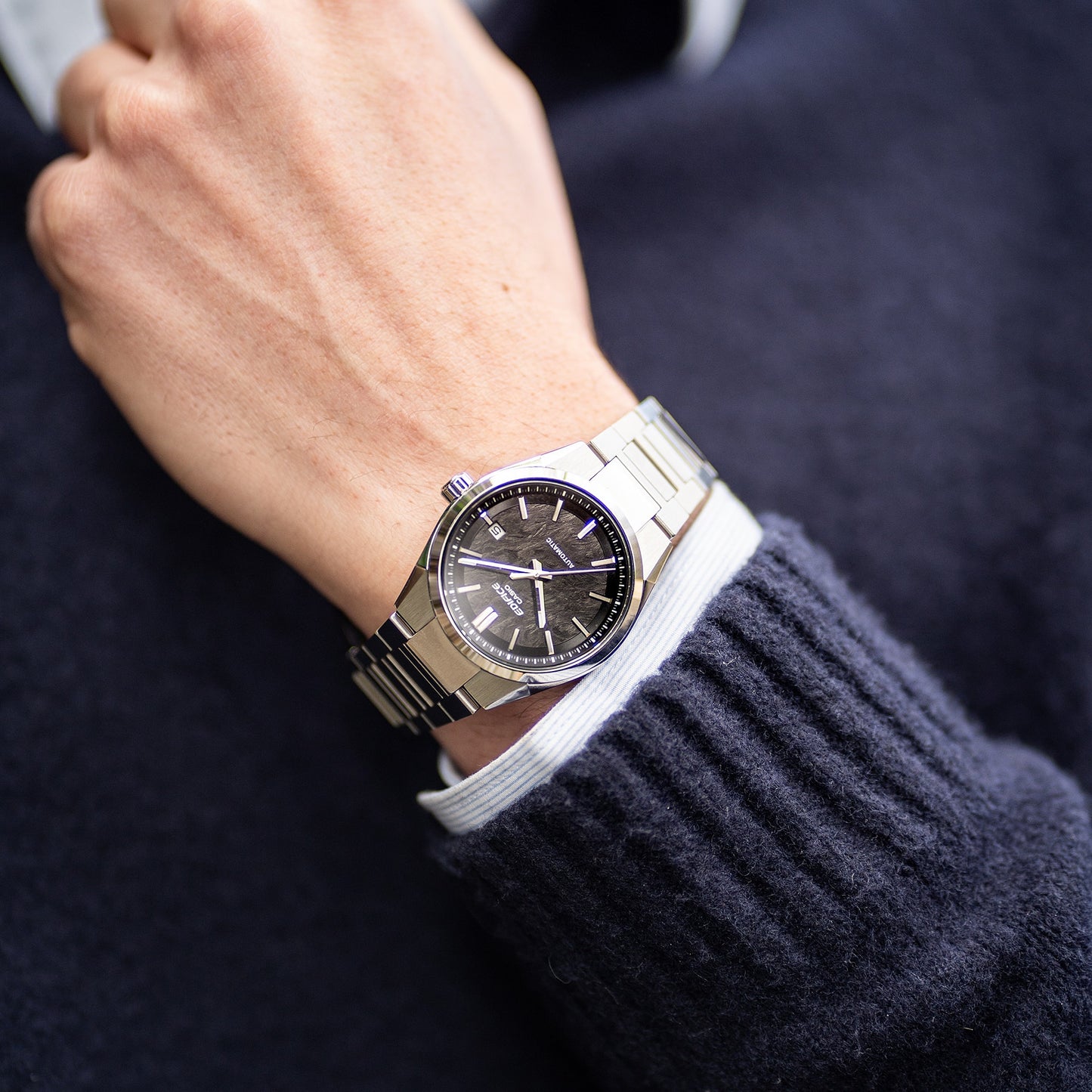 Casio Edifice Herrenuhr am Handgelenk mit Metallband und schwarzem Zifferblatt