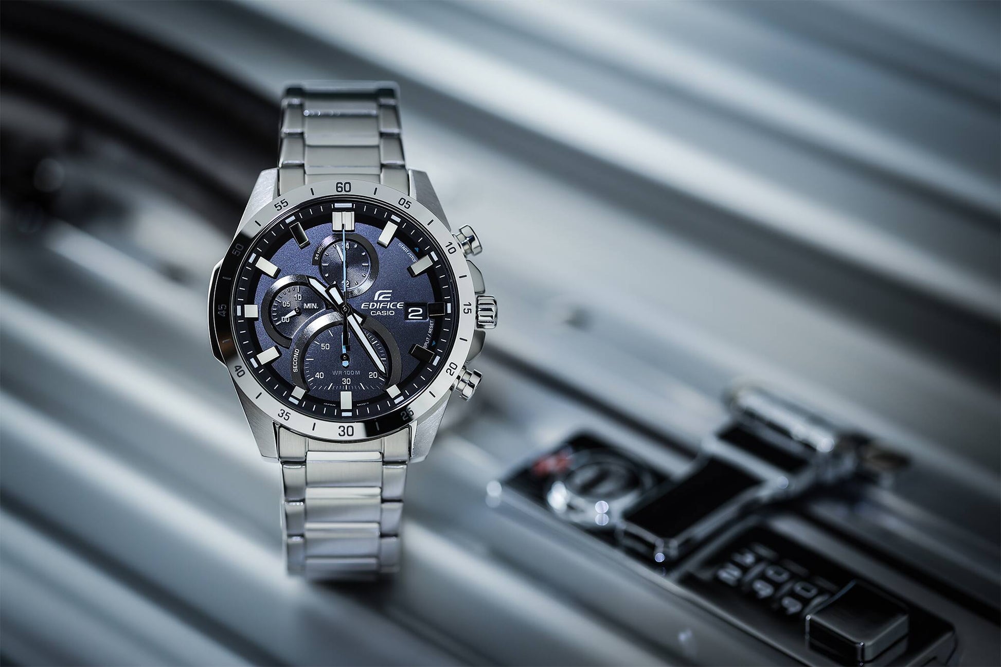 Chronograph-Herrenuhr aus schräger Ansicht: Edelstahlband, schwarzes Zifferblatt