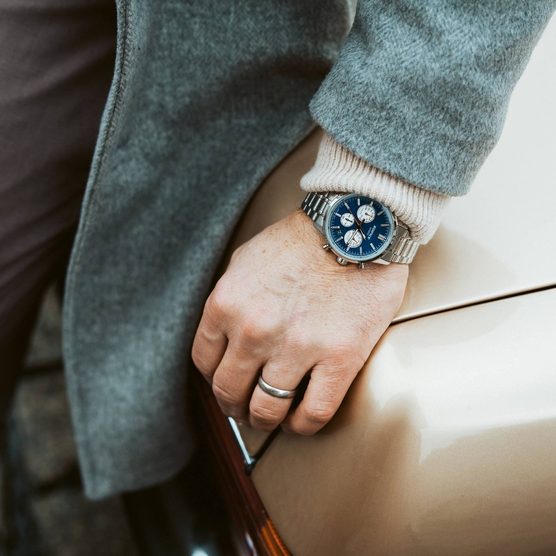Casio Edifice Uhr am Handgelenk mit blauem Chronographenzifferblatt und Edelstahlband