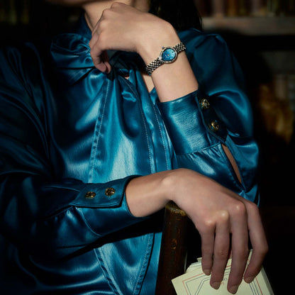 Citizen Armbanduhr am Handgelenk mit blauem Zifferblatt und Edelstahlarmband