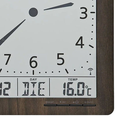 Wanduhr mit Holzrahmen; Detail der Uhrzeit und Anzeige für 16,0 °C