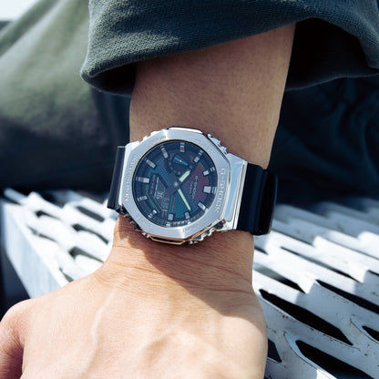 Casio G-Shock GM-2100RW-1AER Herrenuhr • Regenbogen-Zifferblatmuster • Edelstahllünette, Bild 3