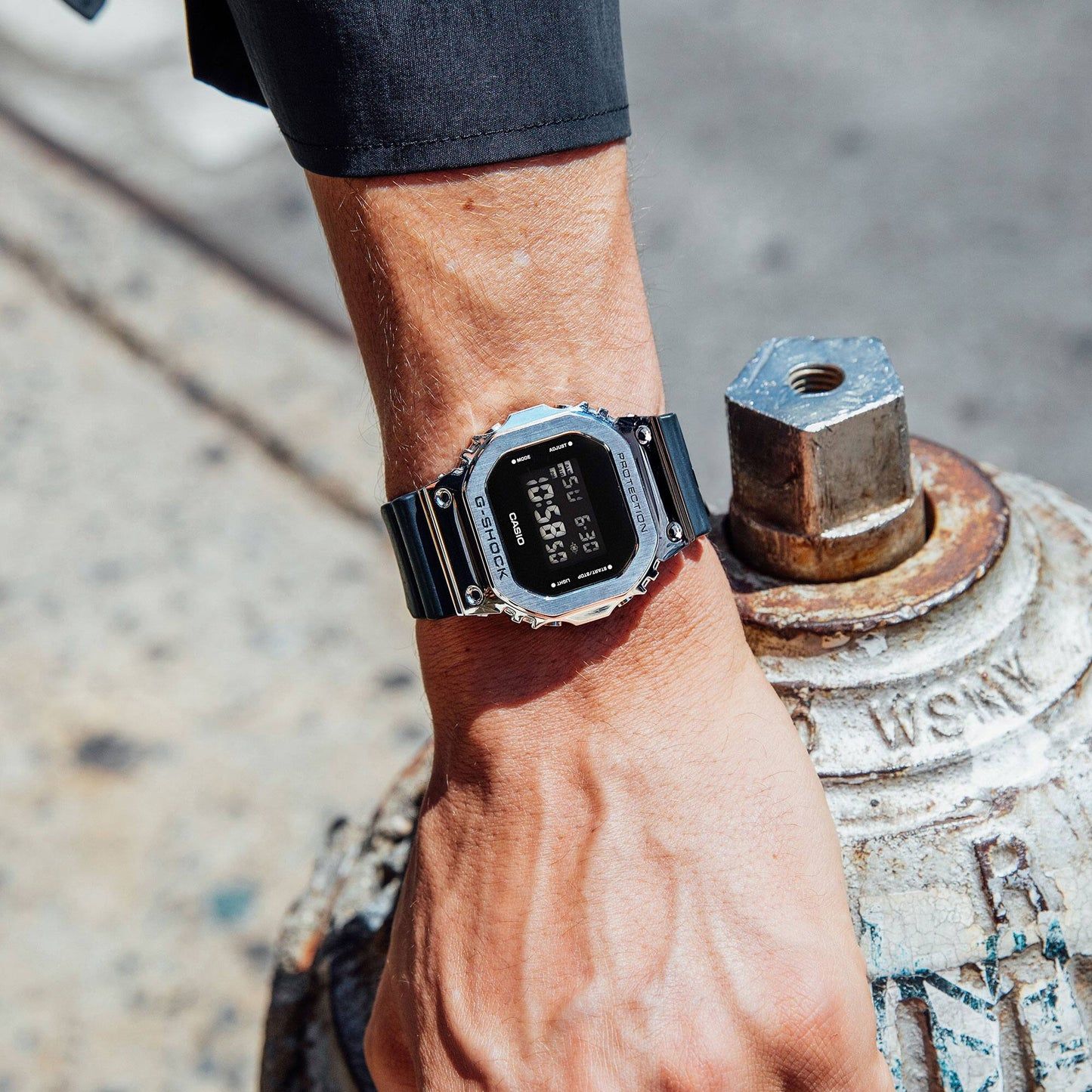 Casio GM-5600U-1ER G-Shock Herrenuhr Schwarz • Gehäuse aus Resin/Edelstahl • Invertiertes LCD-Display, Bild 3