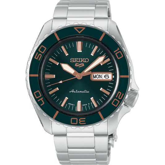 Seiko 5 Sports Herrenuhr mit grünem Zifferblatt, orangefarbenen Lünette-Markierungen und Edelstahlband.