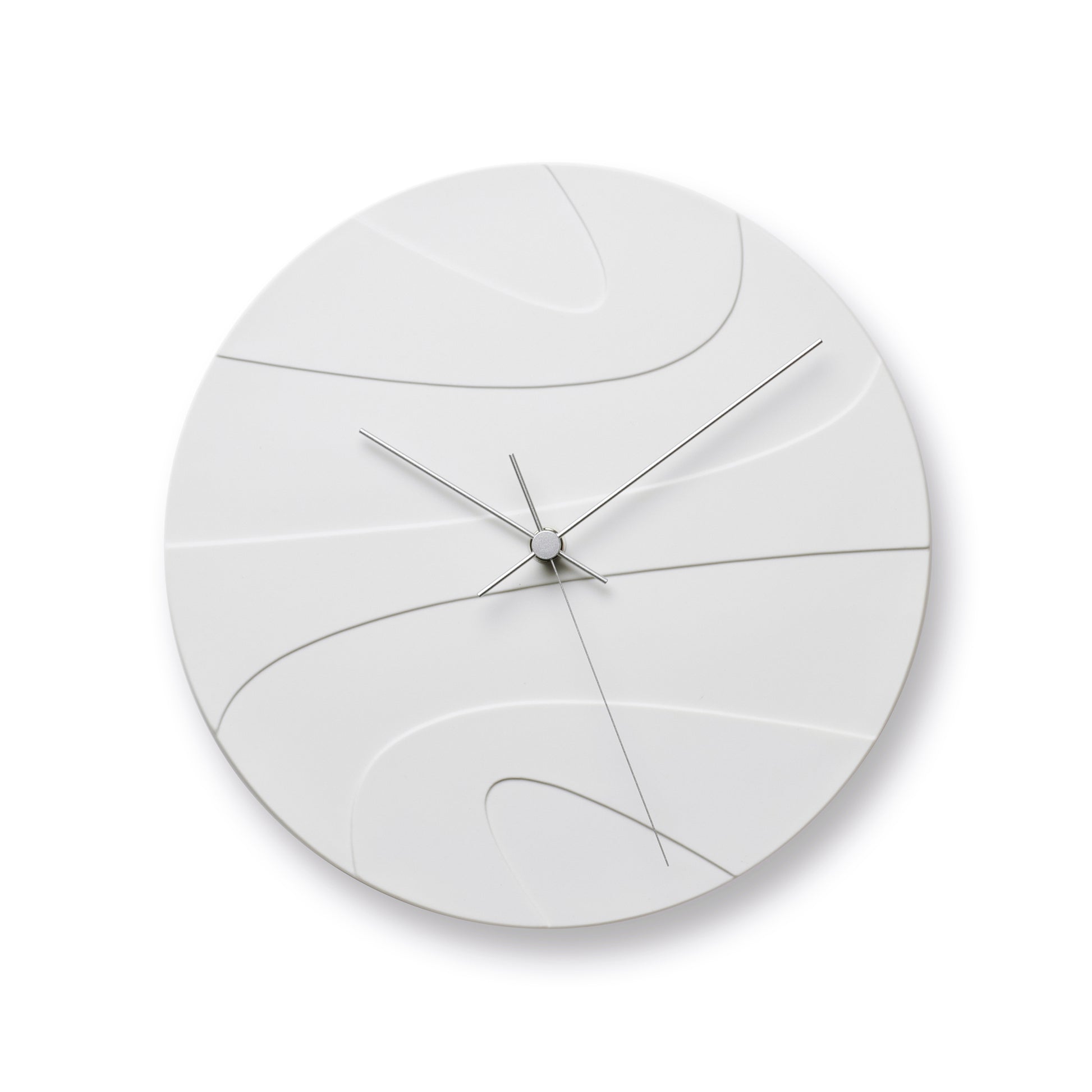 Weiße Wanduhr aus Porzellan mit linearen Wellenmotiven und Zeigern