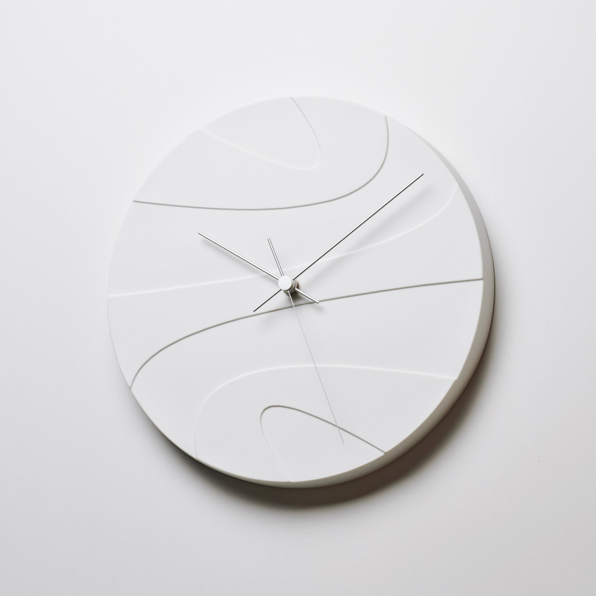 Weiße Wanduhr aus Porzellan, Detailansicht mit Linien und Zeigern