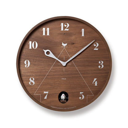 Runde Wanduhr aus Nussbaumfurnier mit braunem Zifferblatt und weißen Ziffern 1–12